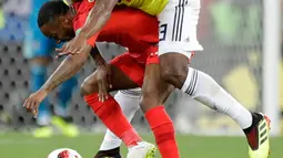 Pemain timnas Inggris, Raheem Sterling berebut bola dengan bek Kolombia, Yerry Mina pada babak 16 besar Piala Dunia 2018 di Stadion Spartak, Selasa (3/7). Sterling menjadi bahan pembicaraan setelah tertangkap kamera menggendong Mina (AP/Matthias Schrader)
