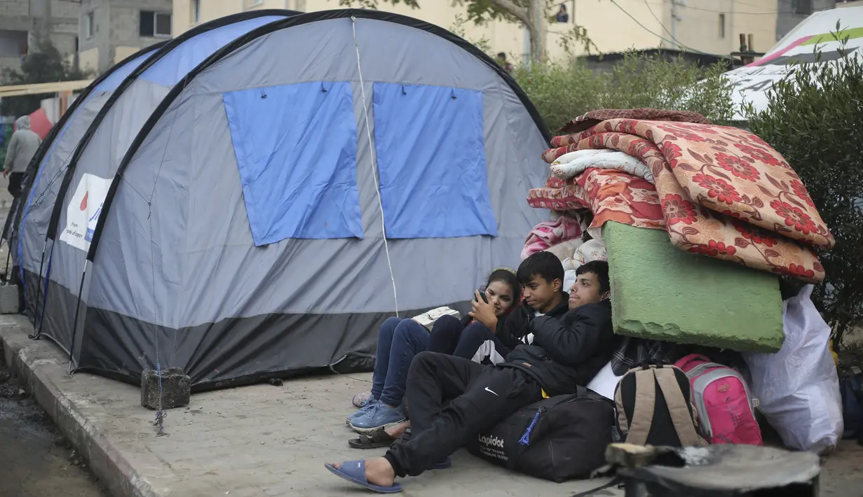Serangan udara dan darat Israel yang belum pernah terjadi sebelumnya terhadap Hamas telah membuat sekitar 85 persen dari 2,3 juta penduduk Jalur Gaza mengungsi.  (AP Photo/Hatem Ali)