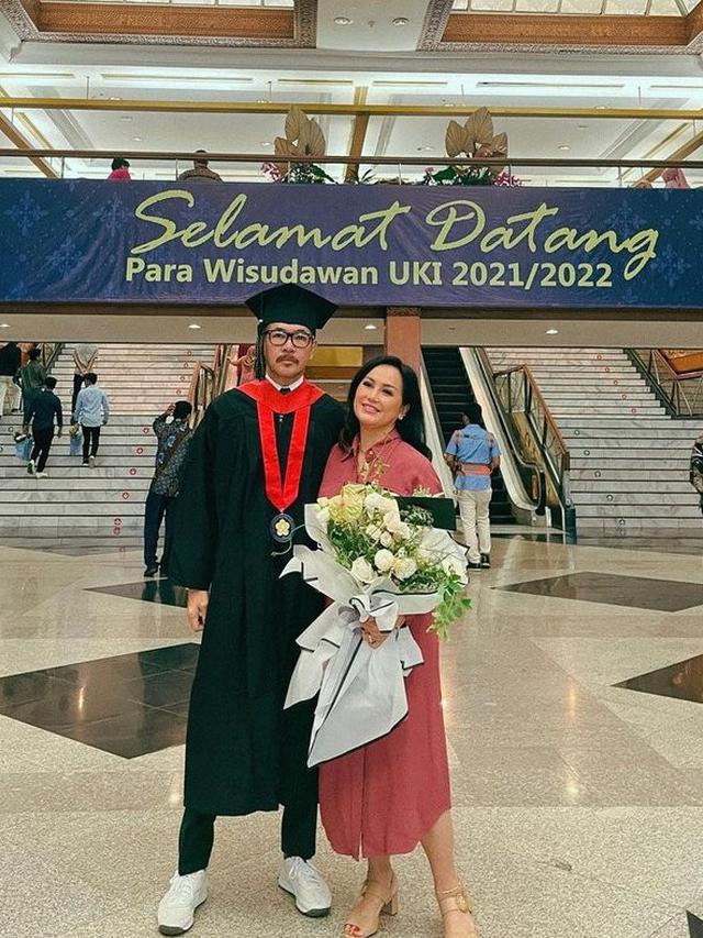 6 Transformasi Ferry Salim dari Muda Hingga Wisuda S1 di Usia 56 Tahun