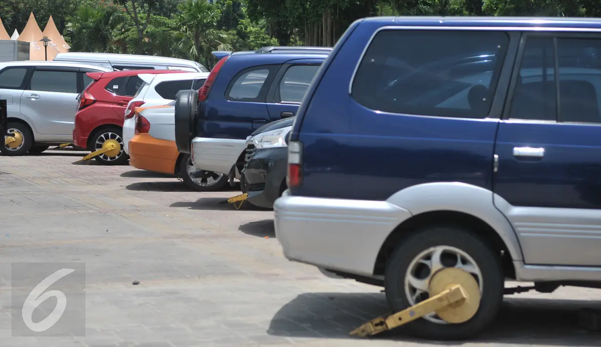 Mobil hasil razia parkir liar di kawasan Jakarta dikumpulkan di Parkir IRTI Monas, Jakarta, Senin (13/3). Denda parkir liar di DKI Jakarta selama periode Januari hingga Februari 2017 mencapai Rp1,82 miliar. (Liputan6.com/Yoppy Renato)