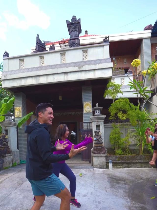 6 Potret Andrew White Jadi Instruktur Senam Ibu-Ibu Kompleks, Bikin Semangat