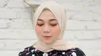 Inspirasi 6 Model Kemeja Wanita Motif Bunga Lengan Panjang untuk Hijabers Usia Dewasa, Tampil Anggun dan Segar