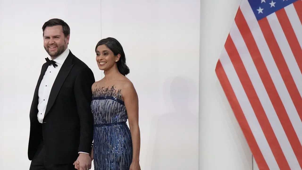 Wakil Presiden JD Vance dan istrinya Usha Vance menghadiri Pesta Komandan Tertinggi pada 20 Januari 2025 di Washington, DC. Presiden Trump menghadiri beberapa pesta pelantikan setelah mengambil sumpah sebagai presiden ke-47. (Dok: Andrew Harnik/AFP)