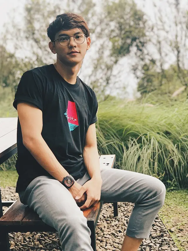 6 Potret Kevin Hugo Peserta Indonesian Idol yang Juga Kekasih Nadine Amizah