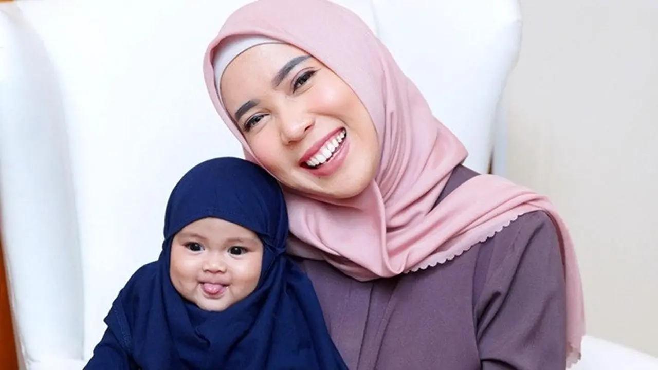 7 Potret Sada Aminahanara Putri Fitri Tropica saat Pakai Hijab, Menggemaskan