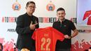 <p>Oliver Bias (kanan), pemain asing baru Persija Jakarta asal Filipina didampingi Presiden Persija Jakarta, Muhammad Prapanca berfoto dengan jersey Persija Jakarta di Persija Store, Kuningan, Jakarta Selatan, Kamis (27/7/2023). (Bola.com/Abdul Aziz)</p>
