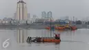 Suasana aktivitas pengerukan lumpur dan sampah di Waduk Pluit, Jakarta, Rabu (30/11). Pengerukan dilakukan untuk mengantisipasi banjir, seiring dengan datangnya musim hujan. (Liputan6.com/Immanuel Antonius)