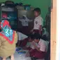 Murid SD Negeri Pitara 2 Depok terpaksa harus belajar di musala dan ruang komputer karena dampak mangkraknya pembangunan (Liputan6.com/Ady)