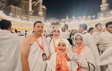Bagikan Momen Syahdu dan Penuh Keceriaan, Berikut ini 8 Potret Wiwik Sagita Cantik Berhijab Saat Umroh Bareng Keluarga