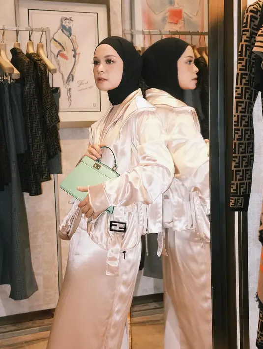 <p>Bahan silk yang sedang naik daun memberi kesan elegan. Tak selalu identik dengan busana formal, jaket silk ala Tantri Namirah bisa untuk busana santai. [Instagram/tantrinamirah]</p>