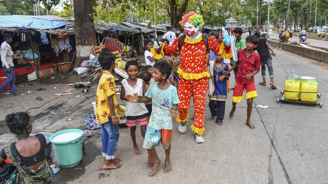 Badut Membantu Anak-Anak Mumbai Melawan COVID-19