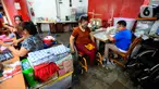 Penyandang disabilitas menyelesaikan pekerjaan menjahit di Wisma Yayasan Cheshire Indonesia di Cilandak, Jakarta Selatan, Jumat (14/4/0223). (merdeka.com/Arie Basuki)