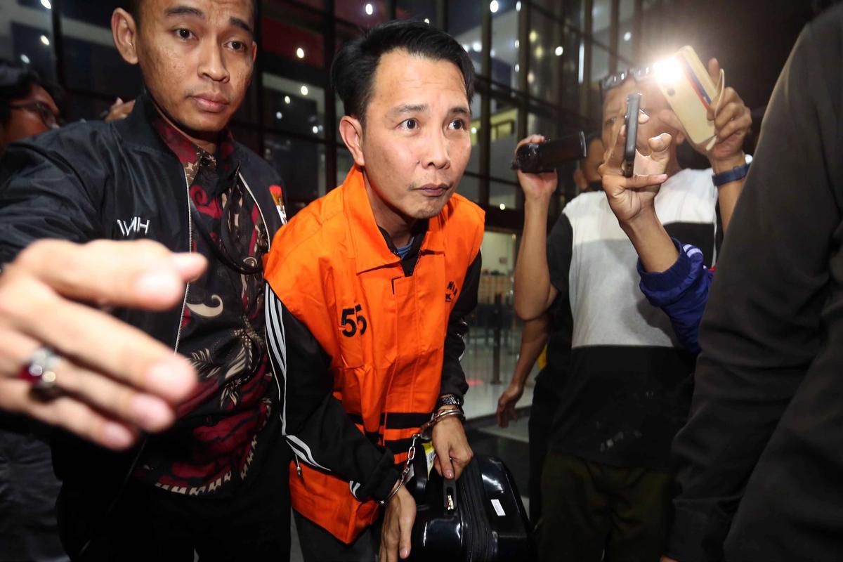 FOTO: KPK Tahan Bupati Rejang Lebong Usai Terjaring OTT