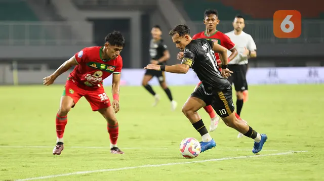 Egy Maulana Vikri (kanan) mencoba melewati Riswan Lauhin dalam pertandingan Dewa United melawan Persebaya Surabaya pada pekan ke-24 BRI Liga 1 di Stadion Pakansari, Kabupaten Bogor, Jumat (21/2/2025) malam WIB. (Bola.com/Abdul Aziz)
