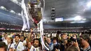 Bek Real Madrid, Marcelo, menangkat trofi merayakan gelar juara Liga Champions bersama rekan-rekannya di Stadion Millenium, Cardiff, Sabtu (3/6/2017). Madrid menang 4-1 atas Juventus. (AFP/Glyn Kirk)