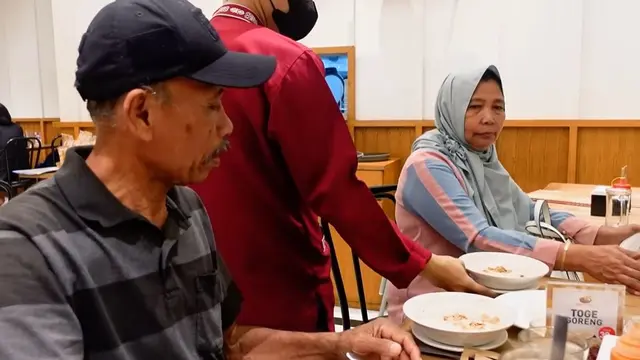 7 Potret Indah Permatasari Ajak Mertua ke Mal Jakarta, Periksa Mata hingga Beli Sepatu