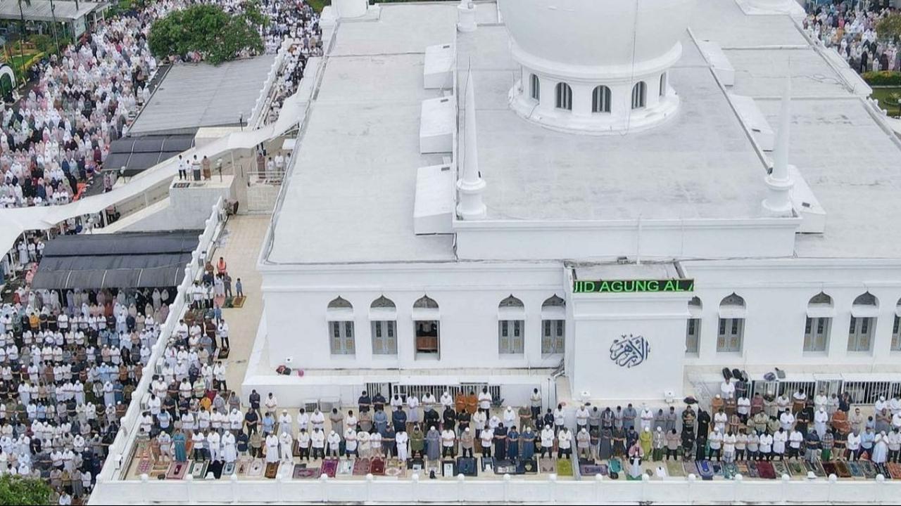 Foto Udara memperlihatkan suasana shalat Iduladha di Masjid Al-Azhar, Kebayoran Baru, Jakarta Selatan, Minggu (16/6/2024). (Liputan6.com/Herman Zakharia)
