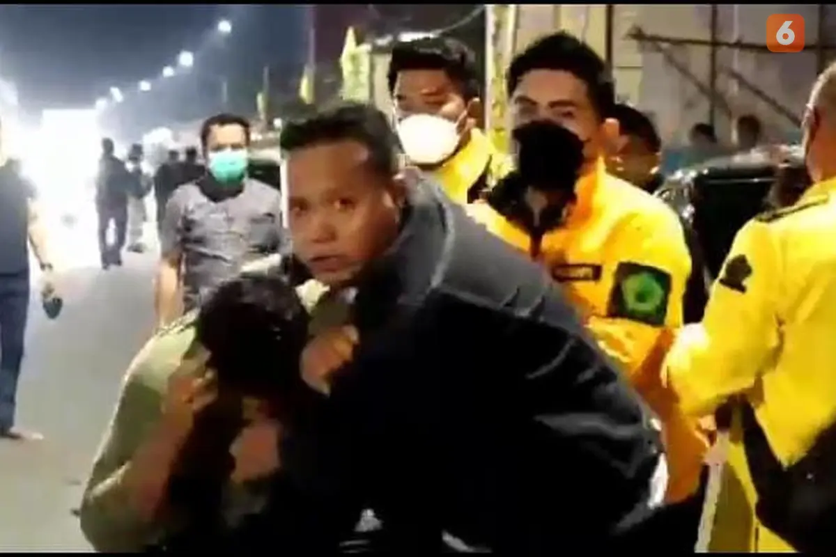 Tangkapan layar video penganiayaan massa aksi di Makassar (Liputan6.com/Fauzan)