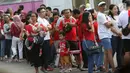 Calon penonton antre untuk masuk menyaksikan laga final bulu tangkis beregu putra di Istora Senayan Jakarta, Rabu (22/8). Laga final bulu tangkis beregu putra mempertemukan Indonesia melawan China. (Liputan6.com/Helmi Fithriansyah)