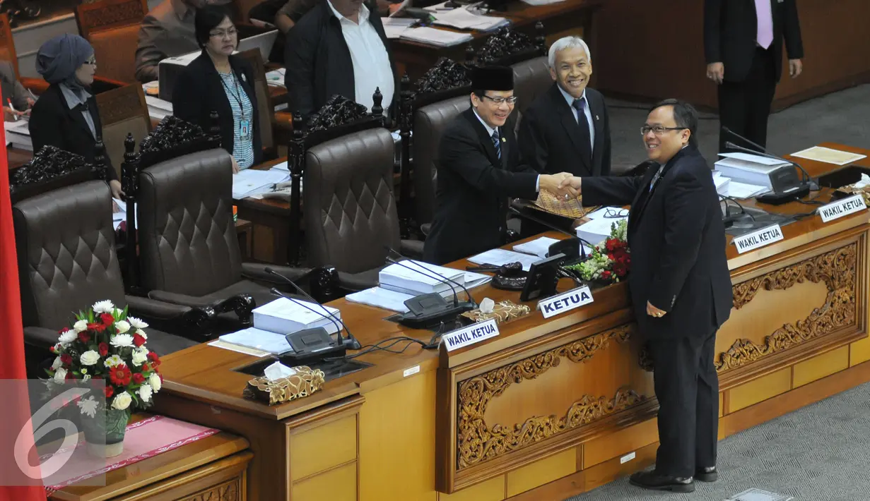 Menkeu, Bambang Brodjonegoro bersalaman dengan Taufik Kurniawan saat Rapat Paripurna DPR ke-34 di Jakarta, Kamis (25/6/15). Sidang beragendakan penyampaian pokok-pokok RUU tentang pertanggungjawaban APBN tahun anggaran 2014. (Liputan6.com/Herman Zakharia)