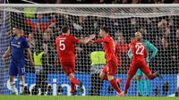 Pemain Bayern Munchen Robert Lewandowski (tengah) melakukan selebrasi usai mencetak gol ke gawang Chelsea pada pertandingan babak 16 besar Liga Champions di Stamford Brige Stadium, London, Inggris, Selasa (25/2/2020). Bayern Munchen menang dengan skor 3-0. (AP Photo/Kirsty Wigglesworth)