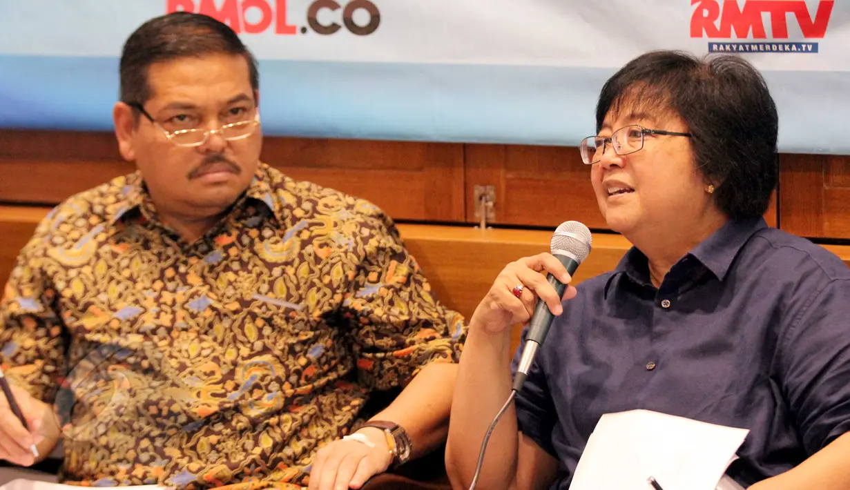 Menteri LHK, Siti Nurbaya (kanan) dan Ketua Komisi III DPD RI Parlindungan Purba saat dialog Forum Senator untuk Rakyat "Hutan Indonesia di Persimpangan Nawacita" di kawasan Cikini, Jakarta, Minggu (31/5/2015). (Liputan6.com/Helmi Afandi)