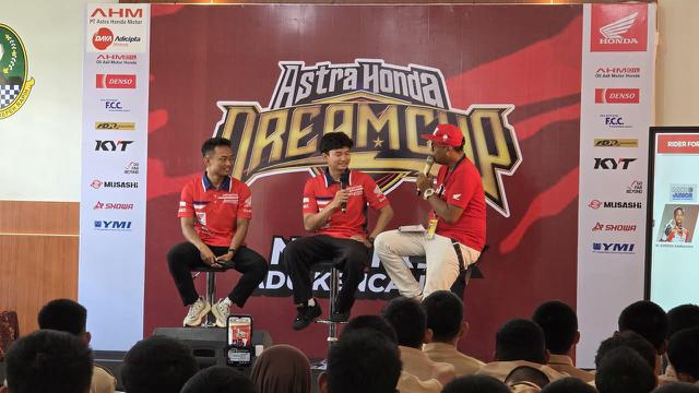 Astra Honda Dream Cup Goes to School