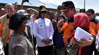 Kepala BNPB Willem Rampangilei bersama Wakil Gubernur Sumut Nurhajizah Marpaung mengunjungi pengungsi korban bencana erupsi Gunung Sinabung. (Liputan6.com/Reza Efendi)