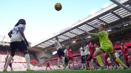 Gol lain Liverpool juga dilesatkan oleh Virgil van Dijk (24'), Cody Gakpo (70'), dan gol bunuh diri dari Axel Disasi (82'). Sementara itu, dua gol tim tamu dicetak oleh Tomas Soucek (49') dan Taty Castellanos (75'). (AP Photo/Jon Super)