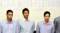 Pelatih Satria Muda Pertamina Cokorda Raka Satrya Wibawa (tengah) berfoto bersama Kapten Satria Muda Ronaldo Sitepu (kiri) pada acara peluncuran Tim Basket Satria Muda di Hotel Fermont, Jakarta, (7/1/2016). (Bola.com/Nicklas Hanoatubun)