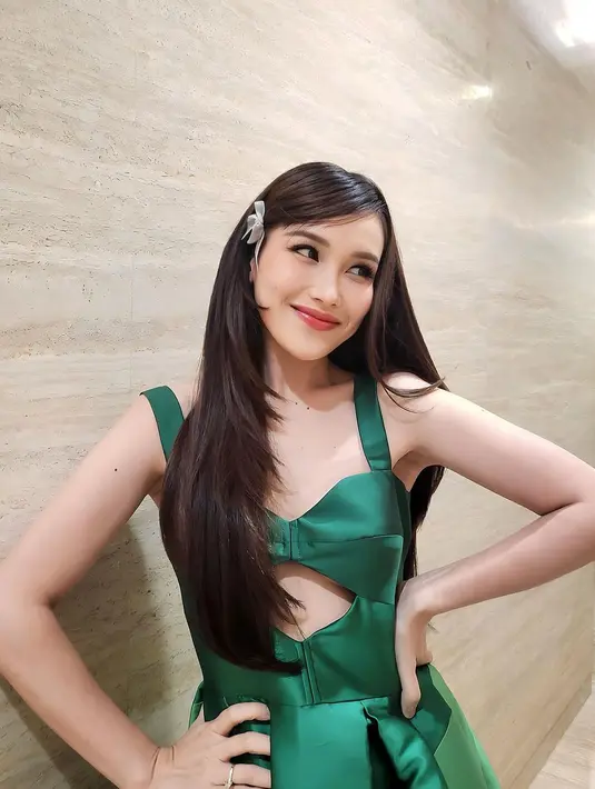 Model rambut layer dengan poni samping dan dipermanis jepitan, bikin look Ayu Ting Ting makin muda. [@ayutingting92]