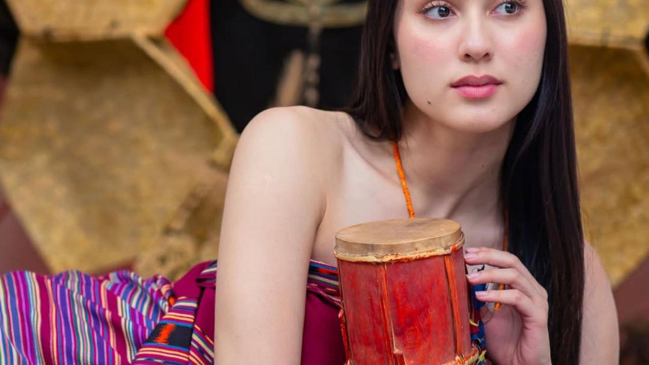 7 Potret Yasmin Napper dalam Balutan Tais Timor, Tampil Flawless dan Tuai Pujian