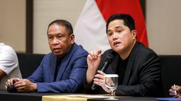 Ketua Umum PSSI, Erick Thohir (kanan) memberikan keterangan di samping Waketum PSSI, Zainudin Amali dalam konferensi pers terkait rencana baru perkembangan Timnas Indonesia yang berlangsung di Menara Danareksa, Kemayoran, Jakarta Pusat, Senin (06/01/2025). (Bola.com/Bagaskara Lazuardi)