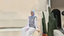 Beragam warna hijab yang dikenakan Cut Syifa sangat cocok dengan dirinya. Mulai dari warna putih sampai biru muda, artis berusia 23 tahun ini selalu tampil menawan. Ketika kenakan jilbab warna biru, pesona Cut Syifa kian terpancar apalagi ketika sembari pamer senyuman manisnya. (Liputan6.com/IG/@cutsyifaa)