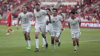 Selebrasi para pemain Irak merayakan gol ke gawang Indonesia yang dicetak Aymen Hussein (kedua kiri) melalui eksekusi penalti pada laga Grup F putaran kedua Kualifikasi Piala Dunia 2026 zona Asia di Stadion Utama Gelora Bung Karno (SUGBK), Senayan, Jakarta, Kamis (6/6/2024). (Bola.com/Abdul Aziz)