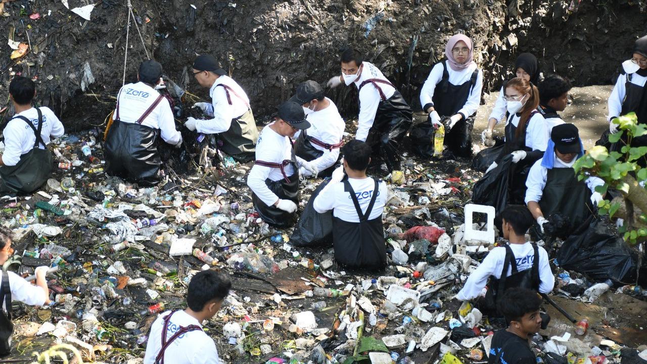 Telkom Gandeng Pandawara Dalam Aksi River Clean Up di Sungai Cioray Bandung
