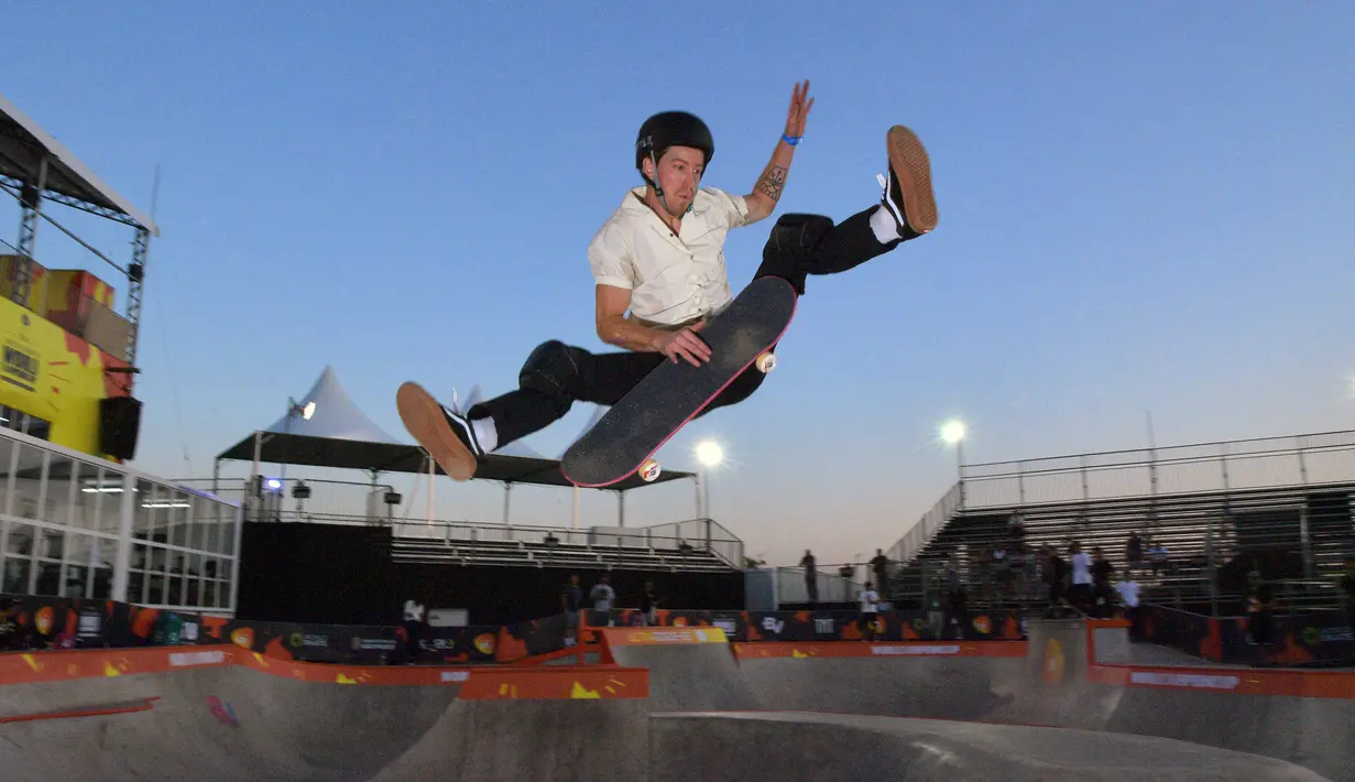 Snowboarder Shaun White berlatih skateboard di World Park Skateboarding Championship di Sao Paulo, Brasil, Senin (9/9/2019). Snowboarder gaya bebas peraih tiga medali emas Olimpiade tersebut memutuskan untuk bersaing secara profesional di skateboarding. (Carl De Souza/AFP)