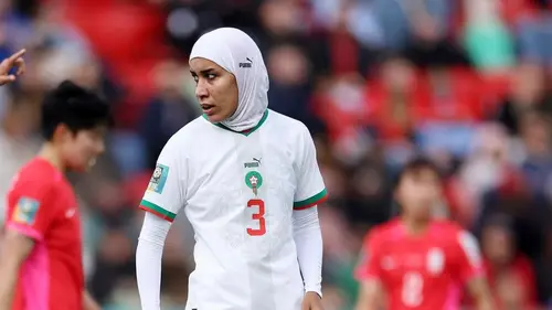 Nouhaila Benzina, pemain sepak bola berhijab pertama asal Maroko yang tampil di Piala Dunia