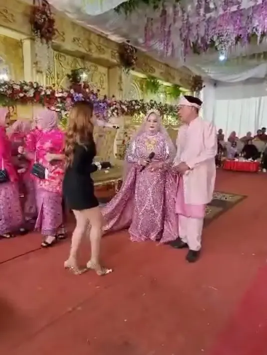 Seperti belum lama ini, penyanyi kelahiran Kota Prabumulih 22 tahun silam itu tampil dalam sebuah acara warga. Penampilan runner up LIDA itu menarik perhatian netizen. [Instagram/lida_rara06]