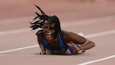 Sprinter Amerika Serikat, English Gardner frustasi setelah gagal melewati garis finish akibat cedera saat berlaga dalam semifinal 100 meter putri Kejuaraan Atletik Dunia di Doha, Qatar, Minggu (29/9/2019). Peraih medali emas olimpiade tersebut mengalami cedera hamstring. (AP Photo/Petr David Josek)