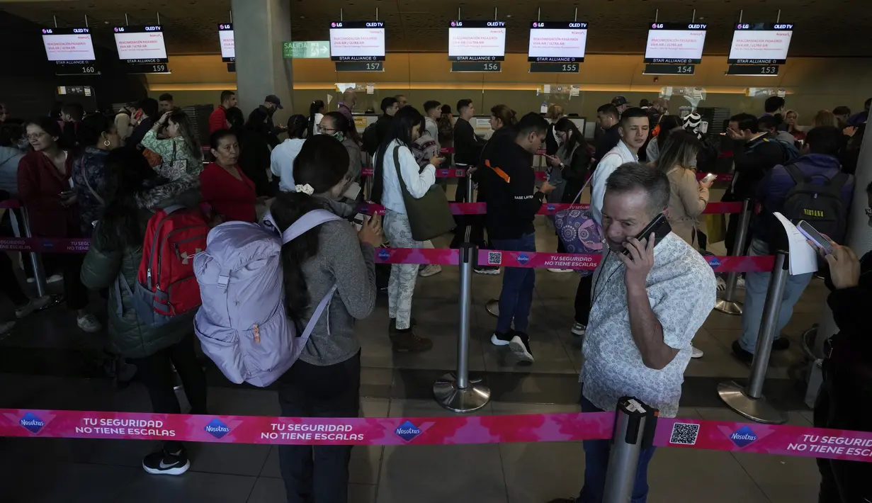 Setelah berminggu-minggu spekulasi yang tidak menguntungkan, maskapai penerbangan Kolombia, Ultra Air, menghentikan operasinya karena kesulitan keuangan yang sedang berlangsung. (AP Photo/Fernando Vergara)