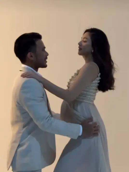 <p>Saat ini usia kehamilan yang ke-8 minggu, bintang film Imperfect ini melakukan maternity shoot bersama Yakup Hasibuan. (Foto: Instagram/ jscmila)</p>