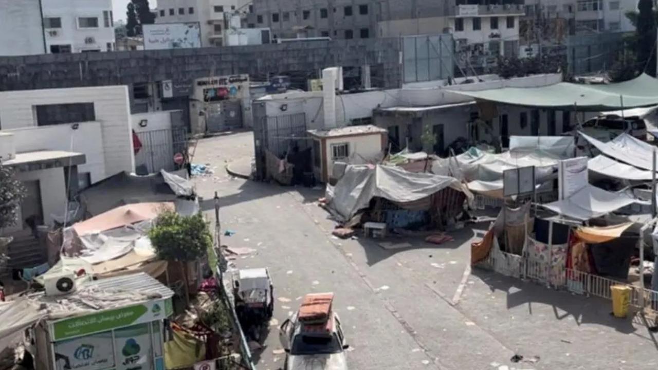 "Rumah sakit tersebut telah menampung ratusan pengungsi yang mencari suaka di sana. Lokasinya juga dekat dengan kamp pengungsi Jabalia," sebut Al-Jazeera.