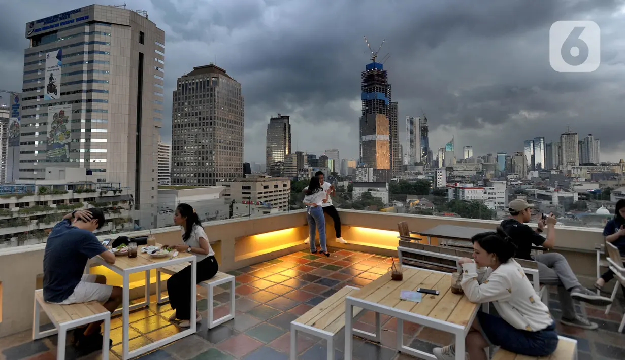 Awan kumulonimbus menyelimuti langit di kawasan Thamrin, Jakarta, Senin (23/12/2019). Badan Meteorologi Klimatologi dan Geofisika (BMKG) memprediksi kawasan Jabotabek berpotensi mengalami peningkatan curah hujan selama sepekan mendatang. (merdeka.com/Arie Basuki)