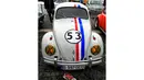 Volkswagen Beetle disandingkan dengan replikanya saat berlangsungnya pameran mobil antik ke-3 di Bucharest, Rumania (12/4/2014). (REUTERS/Radu Sigheti)
