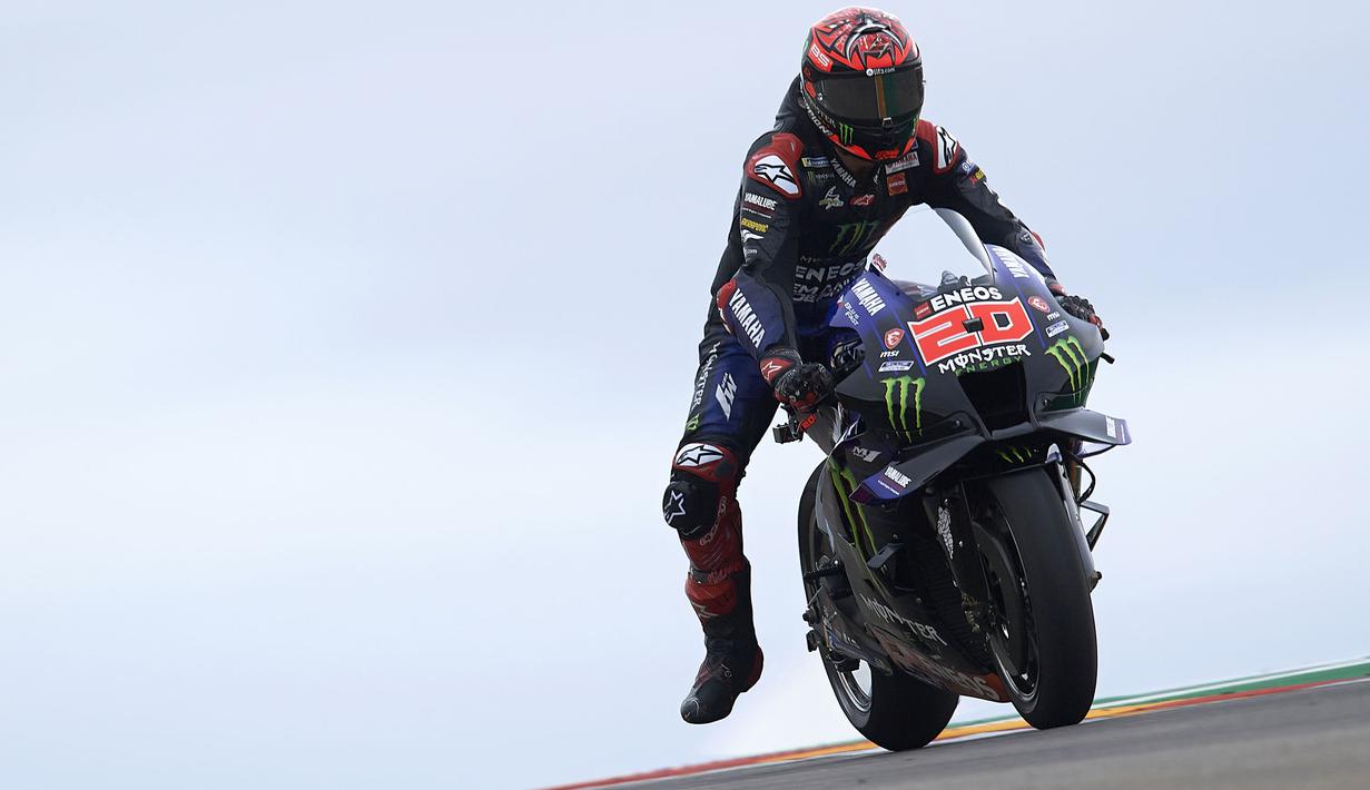 Tak lama, pebalap asal Spanyol itu malah terlibat insiden dengan Fabio Quartararo. Dikutip dari The Race, Marquez membuat sebuah kesalahan kecil usai keluar dari tikungan tiga. Ia kehilangan sedikit grip ban belakang dan bermaksud untuk melakukan koreksi. Karena kecepatan Marquez tiba-tiba menurun, Fabio Quartararo yang ada di belakangnya tak sempat bereaksi. Pebalap asal Prancis itu pun menghantam sisi kanan belakang Marquez dan terjatuh ke aspal. (AP/Jose Breton)