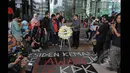 Koalisi Pemantau Keadilan yang terdiri ICW, ILR, dan pegiat antikorupsi lainnya menyerahkan karangan bunga duka cita atas matinya keberanian KPK di Gedung KPK, Jakarta, Selasa (3/3/2015). (Liputan6.com/Herman Zakharia)