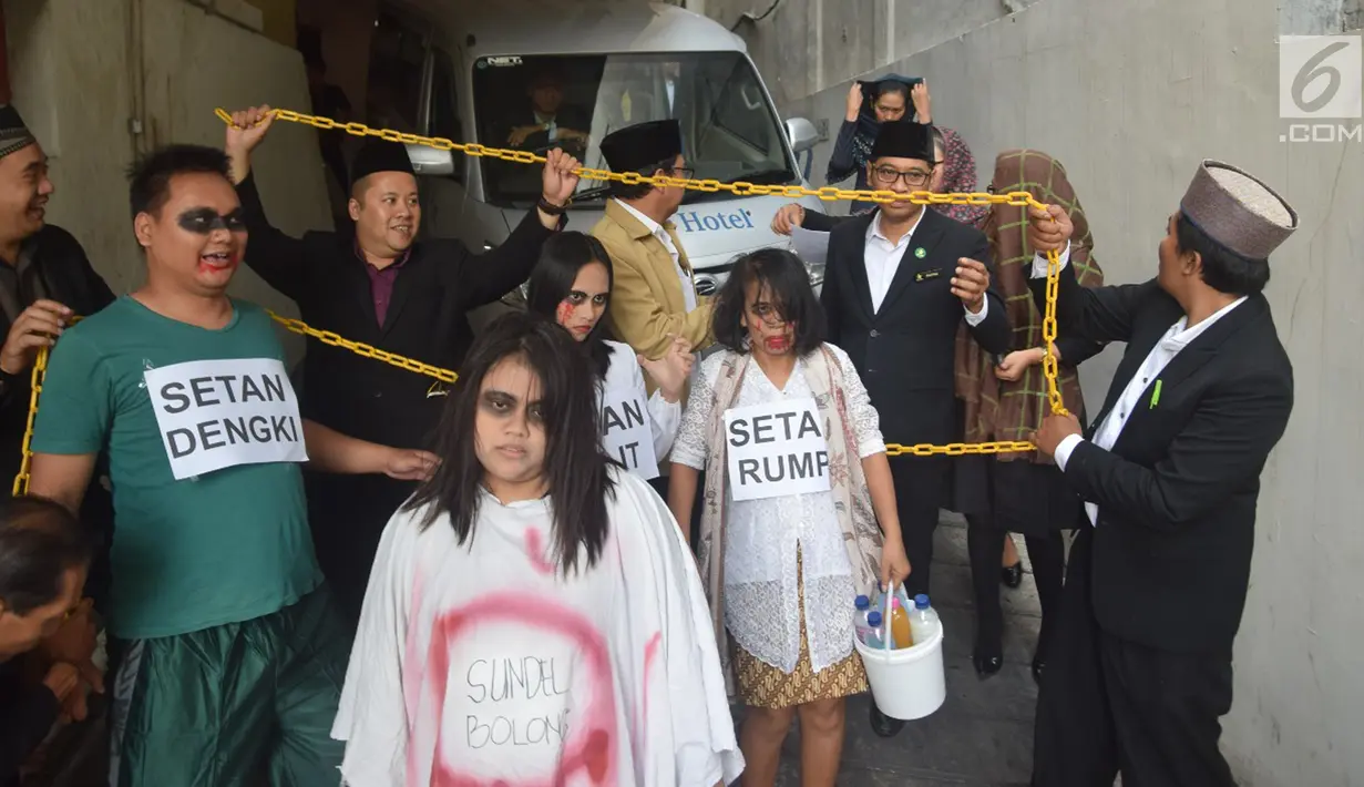 Sejumlah karyawan Star Hotel Semarang mengadakan teatrikal 'merantai setan' di parkiran bawah hotel, Selasa (15/5). Aksi menyambut bulan Ramadan tersebut memiliki filosofi setan yang “dikerangkeng” dan dijauhkan dari para hamba-Nya. (Liputan6.com/Gholib)