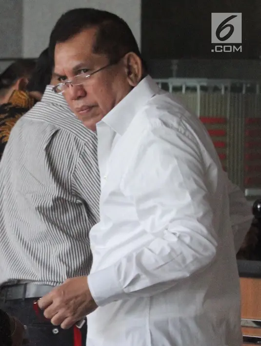 Mantan Wakil Ketua Komisi II DPR Teguh Juwarno usai menjalani pemeriksaan di gedung KPK, Jakarta, Selasa (5/6). Teguh Juwono diperiksa sebagai saksi dalam pengembangan kasus dugaan korupsi E-KTP. (Liputan6.com/Herman Zakharia)