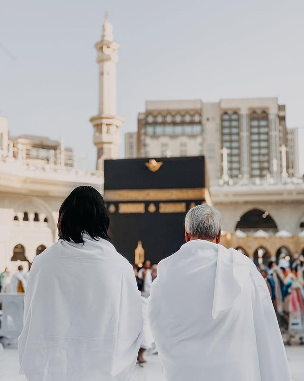 Dikira Non-Muslim, 7 Potret Sean Gelael Jalankan Ibadah Umrah Bersama Keluarga - Tampil dengan Rambut Gondrong